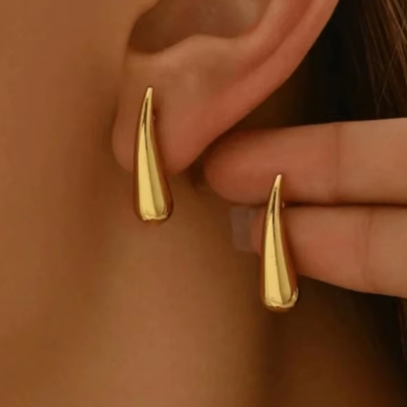 18 KT Gold Over Titanium Teardrop Earrings - Picture 2 of 3